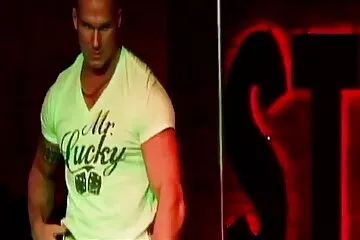 नाटो सांता क्लॉस एक देवदार के पेड़ के नीचे तीन स्नोमैन चूमा, एक सेक्सी फिल्म वीडियो फुल एचडी शानदार छुट्टी बदनाम
