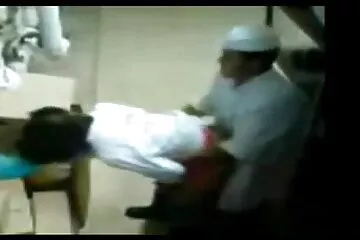 गर्म कॉलेज लड़की के साथ लाल रंग की योनि और सुंदर प्राकृतिक स्तन सेक्सी फिल्म फुल एचडी वीडियो कैमरे की ओर इशारा करते हुए