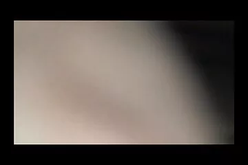 एक टोपी में एक काला आदमी अचानक एक पतला श्यामला से एक मुंडा टोपी चीर देता है और उस पल में उसके होंठों को अपने हाथ से सहलाता हिंदी फुल सेक्सी मूवी है