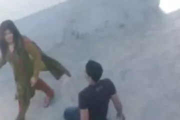 नीली आंखों वाली सुंदरता उसे प्यार करती है जब प्रमुख फुल सेक्सी फिल्में आदमी उसे देखता है